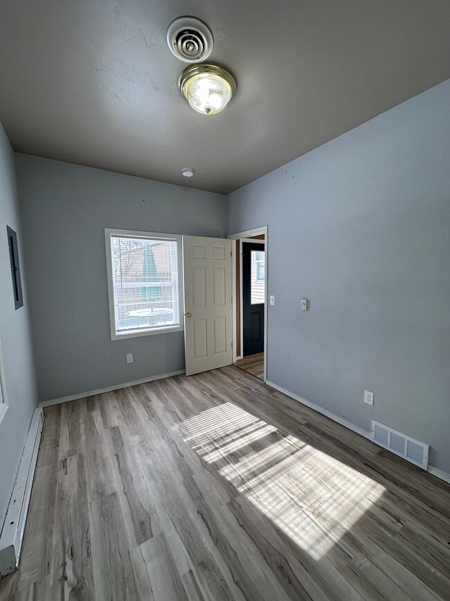 Building Photo - UPDATED 3 BR/1 BATH CENTRALLY LOCATED IN G...