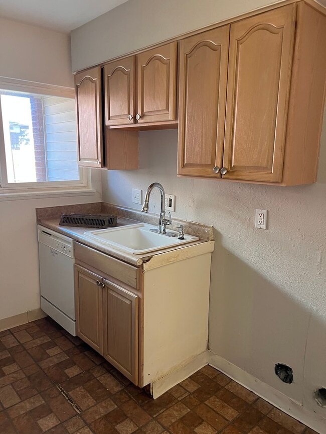 Building Photo - Spacious Three Bedroom Townhome in Westmin...