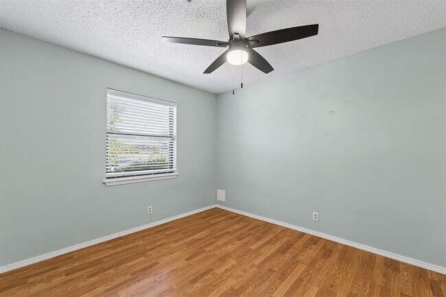 Building Photo - 213 S Silver Dr