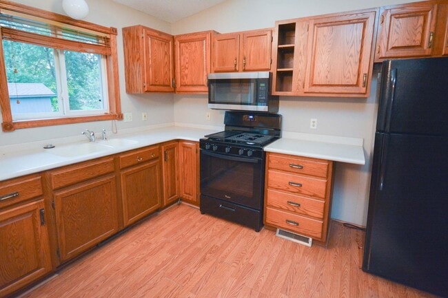 Building Photo - Great 4br home with large fenced yard in q...