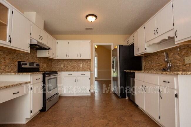 Building Photo - 11 Leah Ct