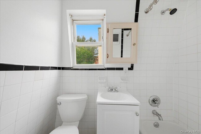 Building Photo - 17 Lamartine Ave
