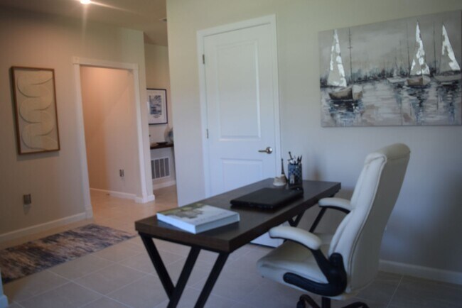 Building Photo - Stunning and elegant fully furnished 3/2/2 villa with Pool, hot tub & Lake views