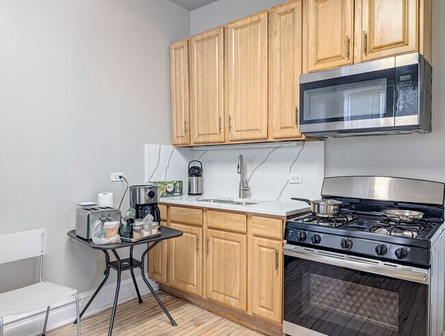 Building Photo - Top floor 2 bed 1 bath apartment
