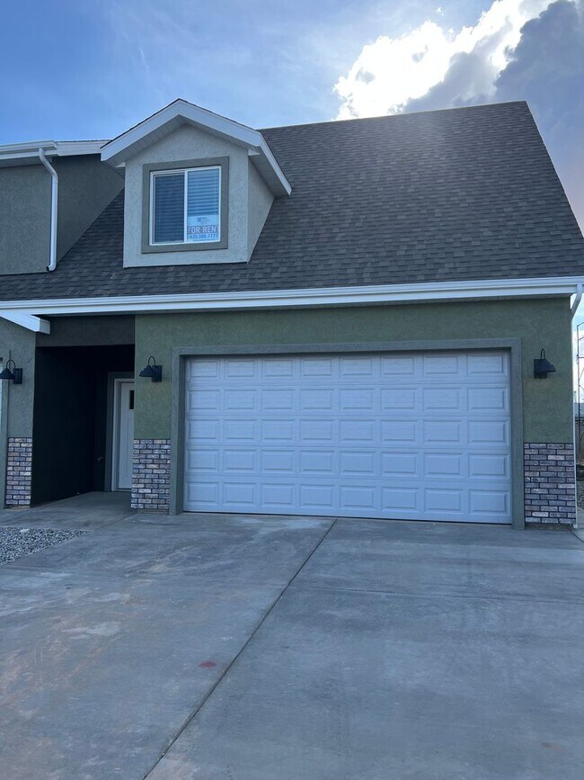 Building Photo - Brand new 3 bedroom 2.5 bathroom townhome