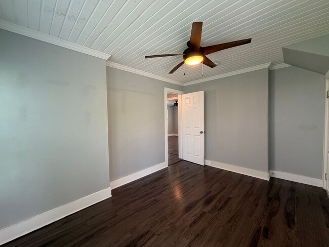 Building Photo - CUTE 2/1 HOME CLOSE TO DOWNTOWN