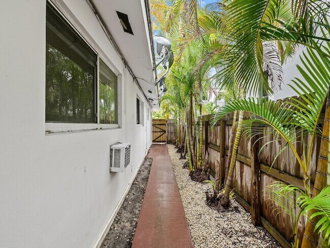 Building Photo - 1219 NE 14th Ave