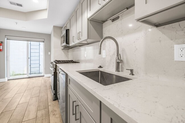 Building Photo - Lovely 1 BR/1.5 BA Condo in Columbia Heights!