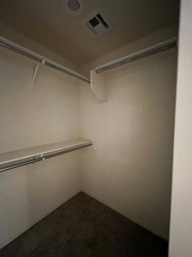 Building Photo - 1107 E La Brea Ave