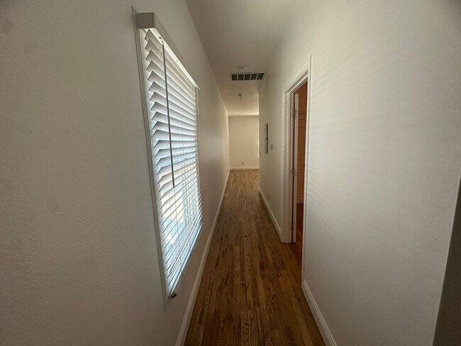 Building Photo - Come View This Perfect 2 Bedroom 1 Bath Located In the Heart of Downtown!!