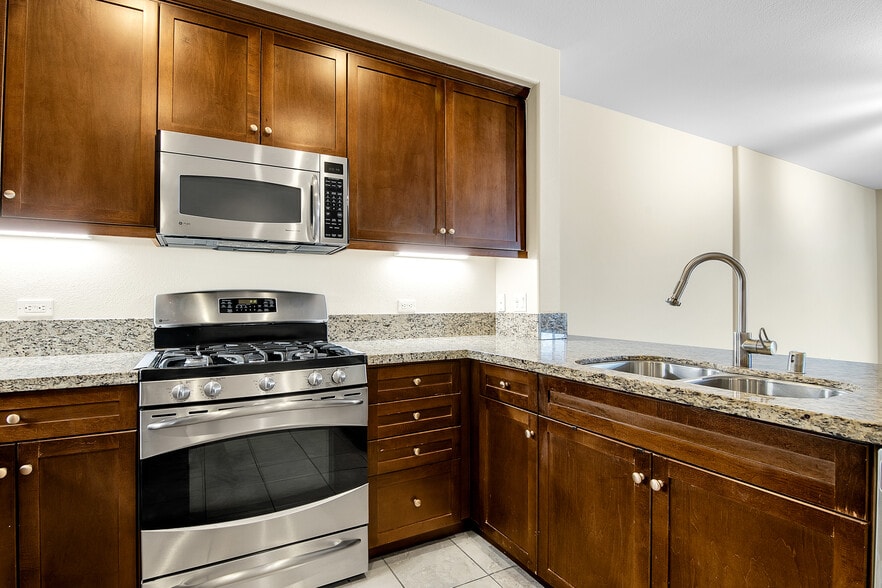 Building Photo - 629 Traction Ave