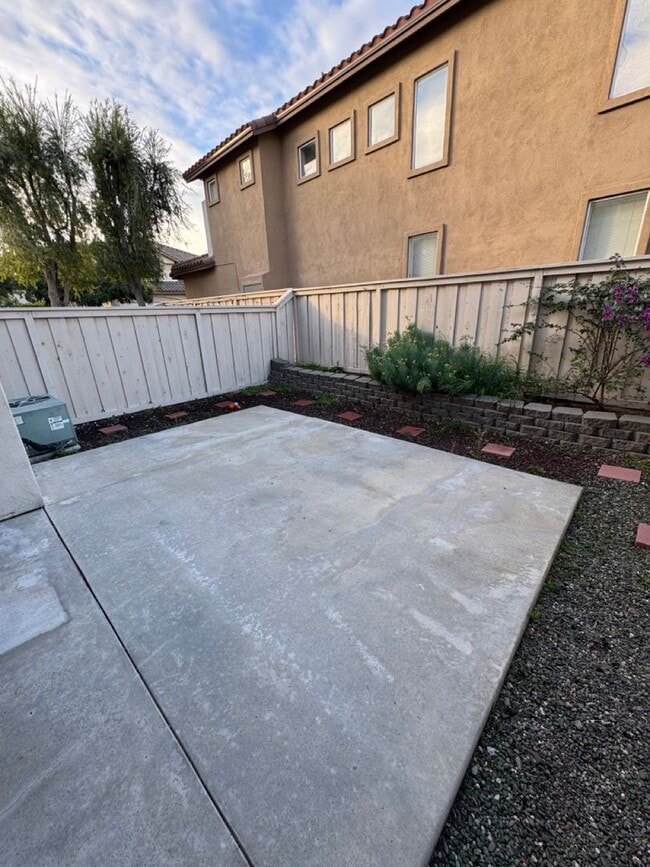 Building Photo - 3 Bedroom / 3 Bath Townhome Available Now! Chula Vista / San Miguel Ranch