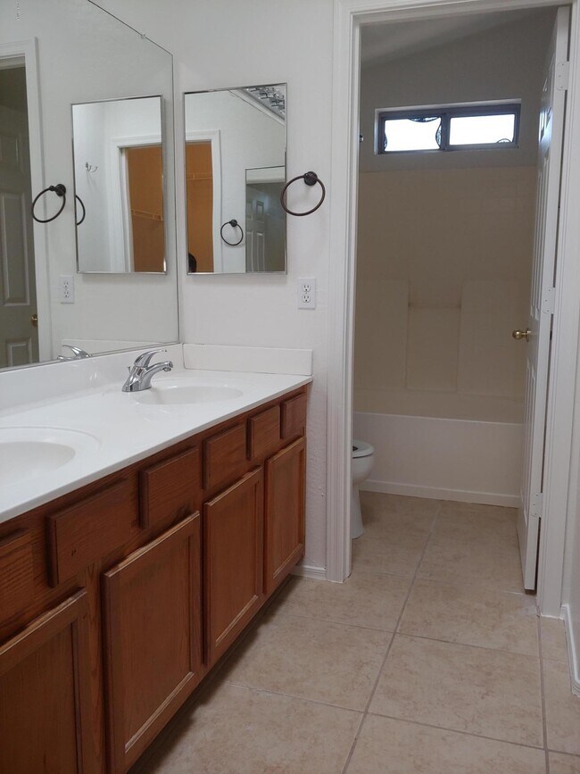 Building Photo - 1922 N 106th Ln