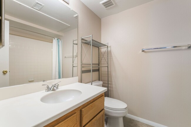Building Photo - Spacious Two Bedroom with Garage!