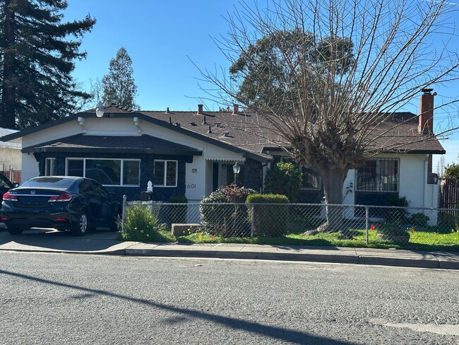 Primary Photo - 601 Falcon Dr