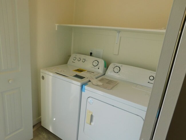Building Photo - WALKING DISTANCE TO COMMUNITY