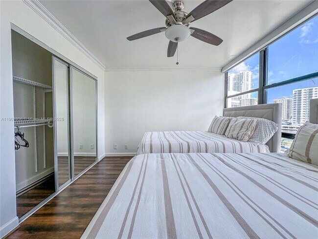 Building Photo - 800 Parkview Dr