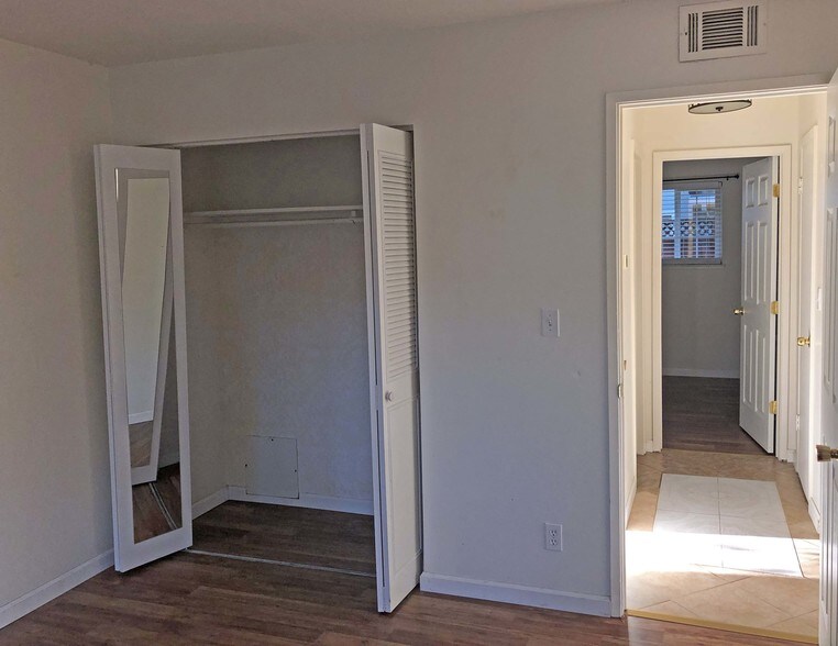 Building Photo - 767 Warring Dr