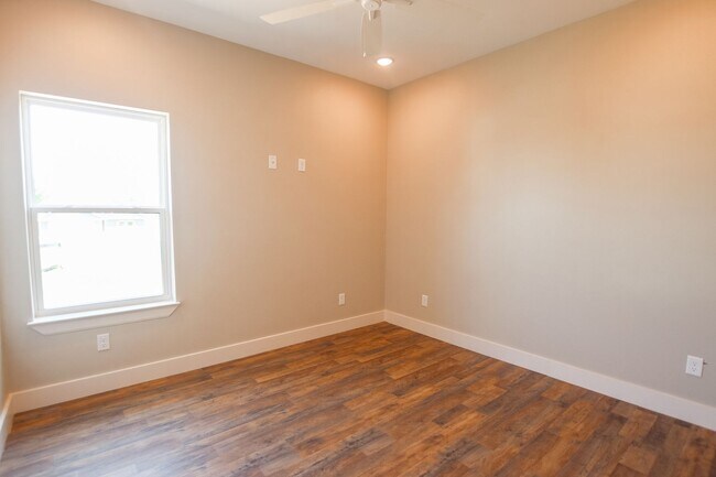 Building Photo - Available Now! New Construction 3 Bed 2 Ba...