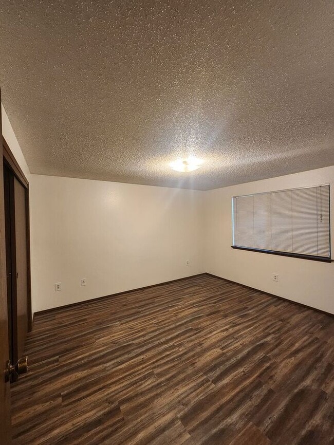 Building Photo - Nice 2 Bedroom Duplex in Edgewood!
