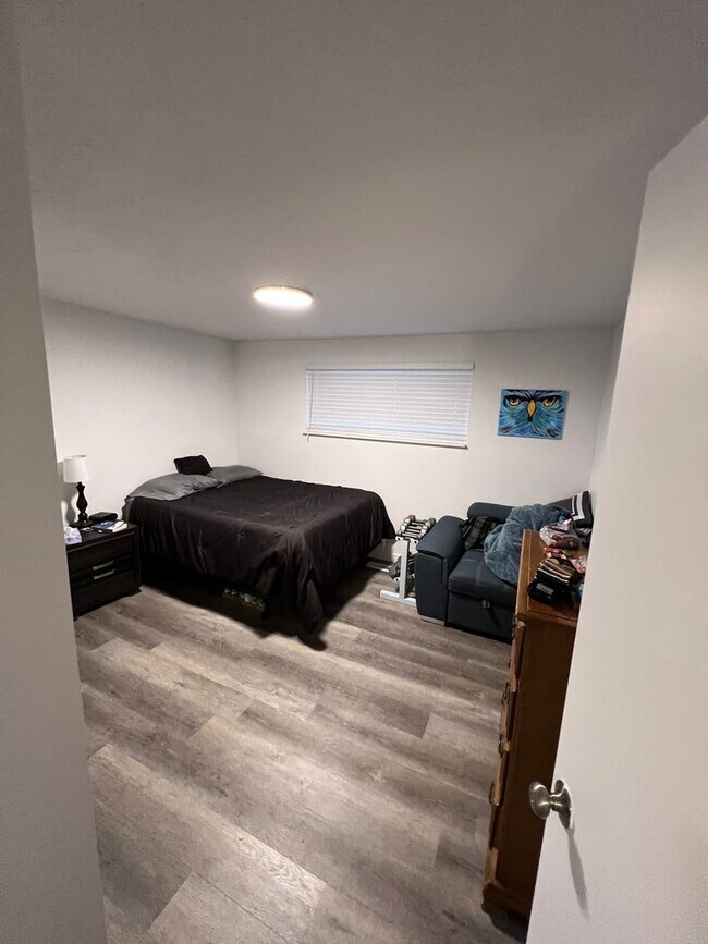 Building Photo - 2 Bedroom Apartment -2023 remodel New paint, flooring, and granite countertops