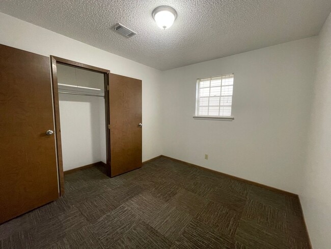 Building Photo - New Listing!
