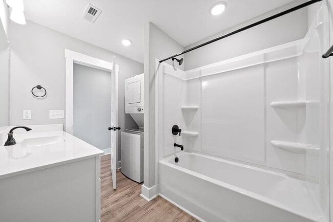 Building Photo - 2 Bedroom Townhome For Rent in Historic Downtown Clarksville!