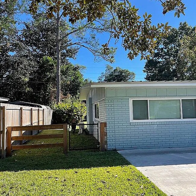 Building Photo - Modern Comfort Meets Classic Charm – Spacious Alachua Rental