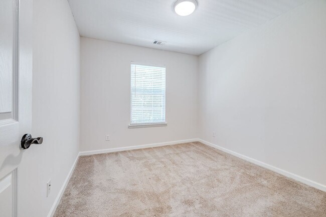 Building Photo - 2 Weslyn Park Dr
