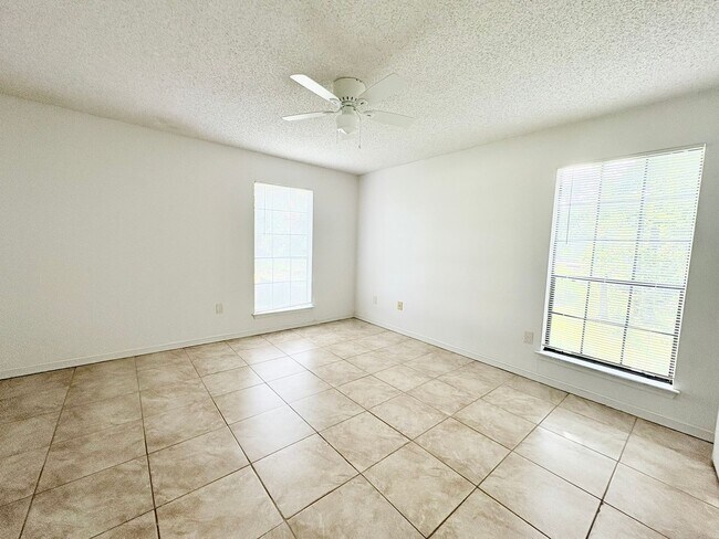 Building Photo - 1147/1149 Willow Creek Dr