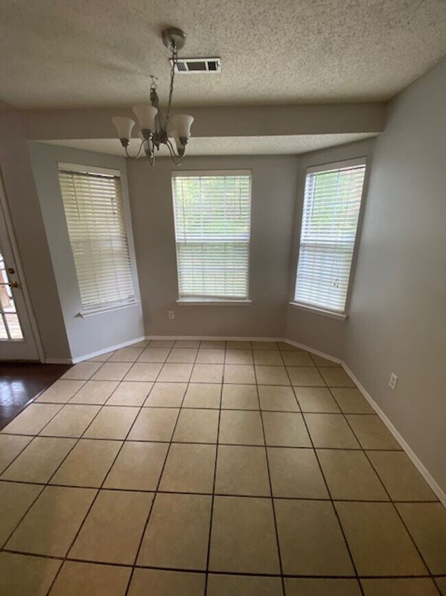 Building Photo - Cute 3 bedroom home in west Fayetteville