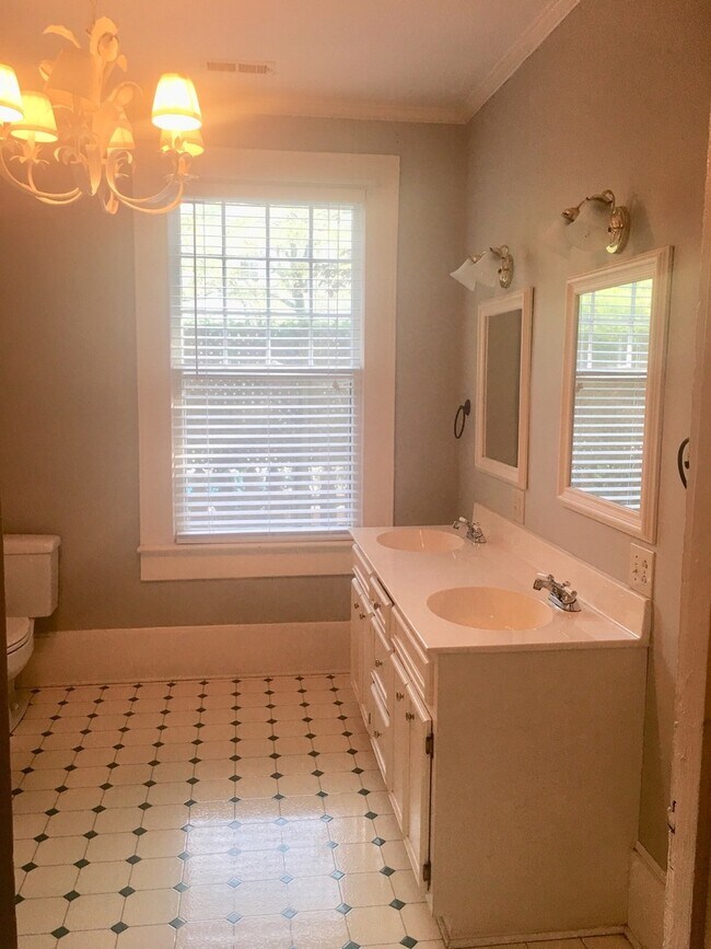 Building Photo - Charming and spacious 3 bedroom cottage in...