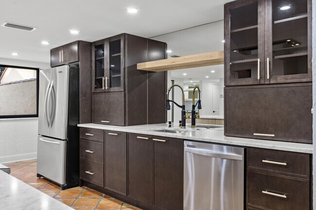 Building Photo - 19 Vía Lago