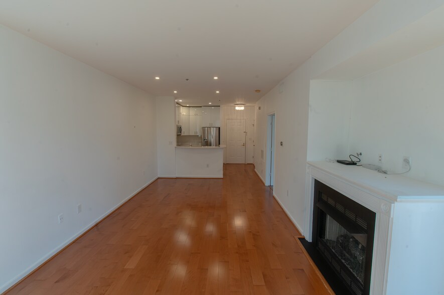 Building Photo - 1645 International Dr