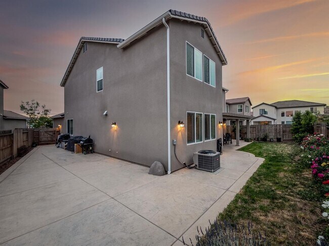 Building Photo - Newly Built 5 Bedroom Home Near Clovis East