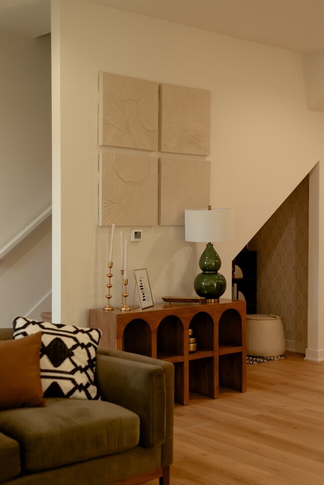 Building Photo - 1204 SW Franklin Dr