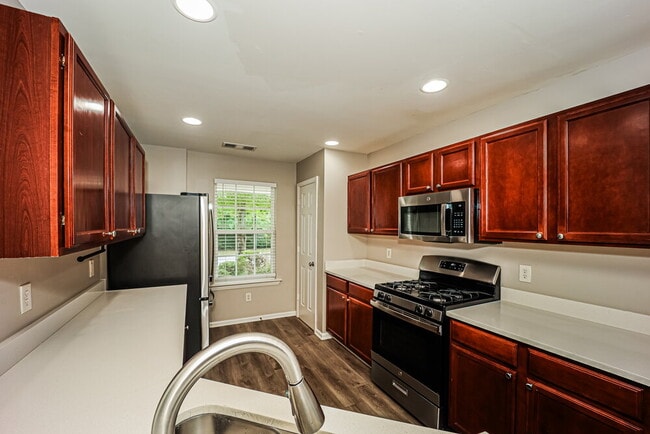 Building Photo - 2080 Valley Creek Dr