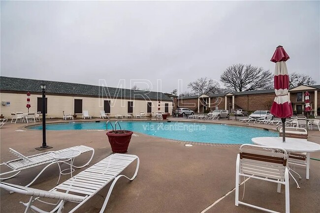 Building Photo - 4012 Ridglea Country Club Dr