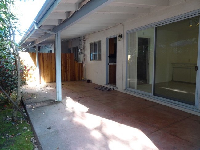 Building Photo - 2950 Land Park Dr