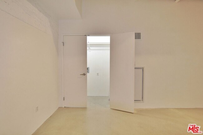 Building Photo - 849 S Broadway
