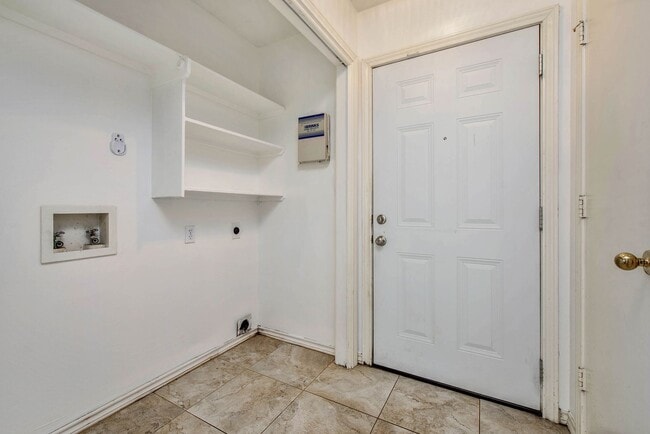 Building Photo - Available August 2026!  3 Bedroom 3 Bathroom Duplex with Yard Close to Campus/Bus Route!