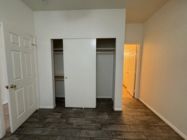 Building Photo - 2834