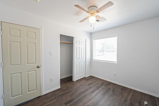Building Photo - 943 S 37th Ave