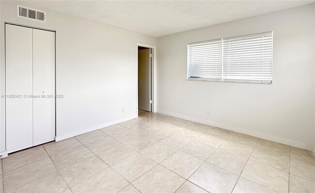 Building Photo - 8040 N Colony Cir