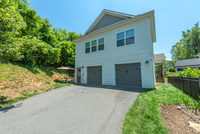 One Garage Included - 19 Plant Pl