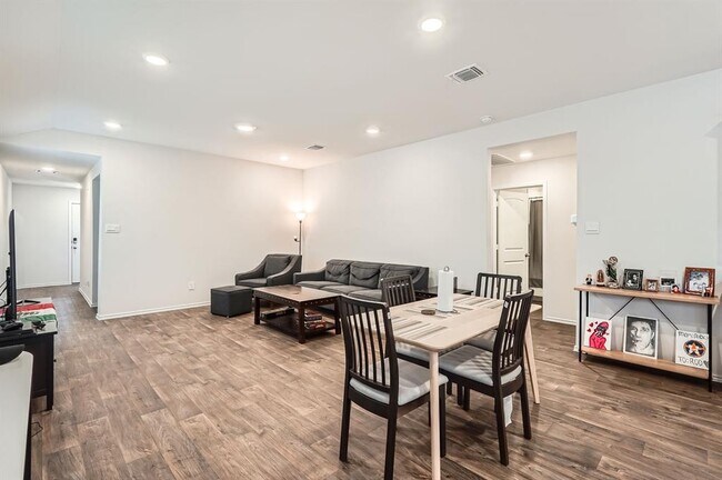 Building Photo - 190 Frogmore Lp