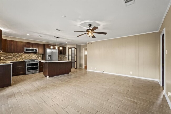 Building Photo - 5319 Saxon Dr