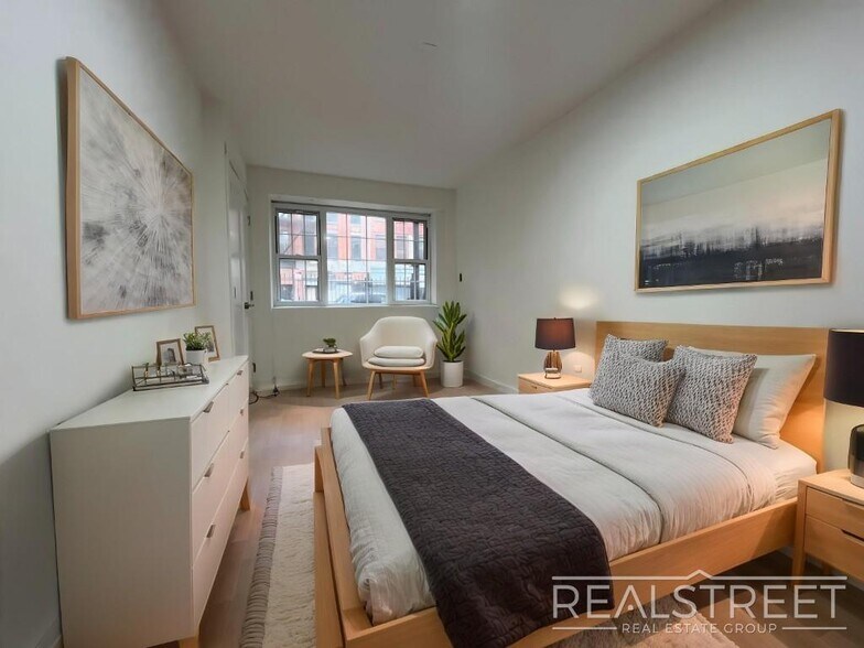 Building Photo - Massive 3BD/3BA Renovated Duplex with Home...