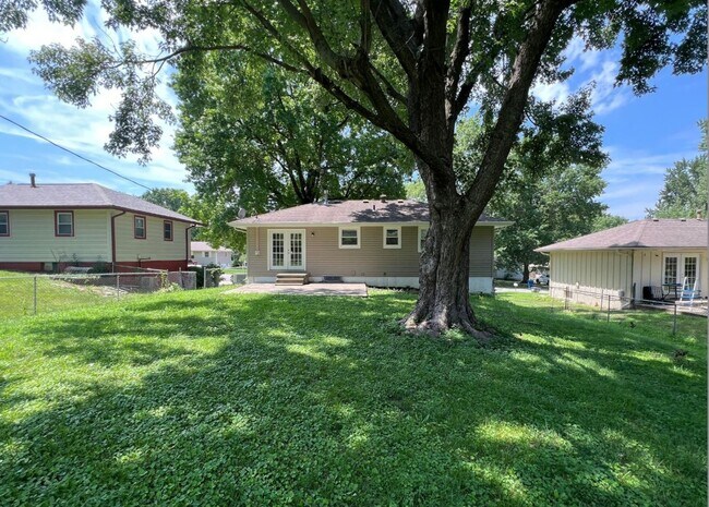 Building Photo - Charming 3 Bedroom Home with Finished Base...