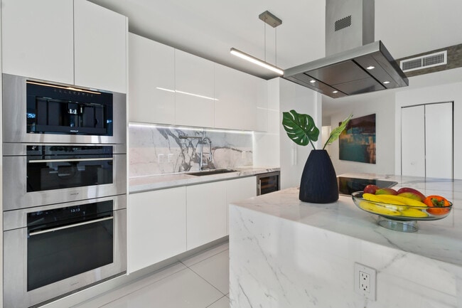 Building Photo - 300 Sunny Isles Blvd